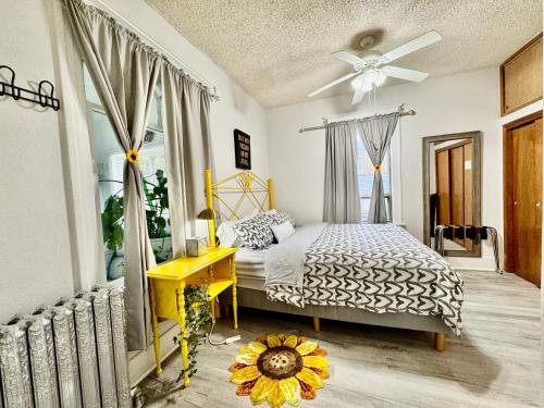 Seattle Home with 2 bedrooms a King bed Queen bed and an Extra Sofa Bed Located 10 minutes from SeaTac Airport and 20 minutes from Downtown Seattle Home with 2 bedrooms a King bed Queen bed and an Extra Sofa Bed Located 10 minutes from SeaTac Airport and 20 minutes from Downtown