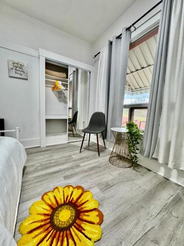 Seattle Home with 2 bedrooms a King bed Queen bed and an Extra Sofa Bed Located 10 minutes from SeaTac Airport and 20 minutes from Downtown Seattle Home with 2 bedrooms a King bed Queen bed and an Extra Sofa Bed Located 10 minutes from SeaTac Airport and 20 minutes from Downtown