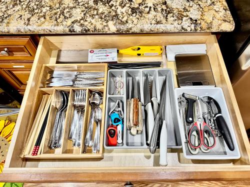 Seattle Home with 2 bedrooms a King bed Queen bed and an Extra Sofa Bed Located 10 minutes from SeaTac Airport and 20 minutes from Downtown Seattle Home with 2 bedrooms a King bed Queen bed and an Extra Sofa Bed Located 10 minutes from SeaTac Airport and 20 minutes from Downtown