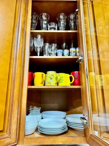 Seattle Home with 2 bedrooms a King bed Queen bed and an Extra Sofa Bed Located 10 minutes from SeaTac Airport and 20 minutes from Downtown Seattle Home with 2 bedrooms a King bed Queen bed and an Extra Sofa Bed Located 10 minutes from SeaTac Airport and 20 minutes from Downtown