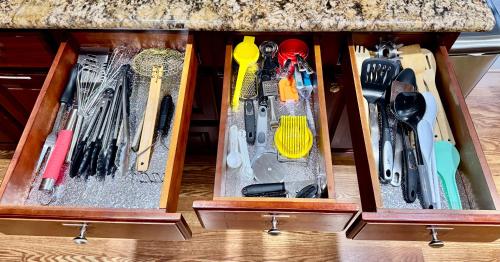 Seattle Home with 2 bedrooms a King bed Queen bed and an Extra Sofa Bed Located 10 minutes from SeaTac Airport and 20 minutes from Downtown Seattle Home with 2 bedrooms a King bed Queen bed and an Extra Sofa Bed Located 10 minutes from SeaTac Airport and 20 minutes from Downtown