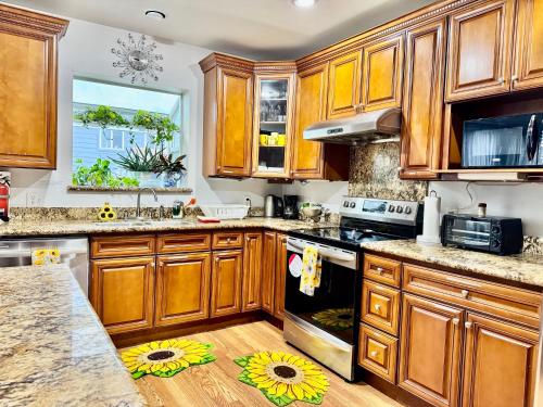 Seattle Home with 2 bedrooms a King bed Queen bed and an Extra Sofa Bed Located 10 minutes from SeaTac Airport and 20 minutes from Downtown Seattle Home with 2 bedrooms a King bed Queen bed and an Extra Sofa Bed Located 10 minutes from SeaTac Airport and 20 minutes from Downtown