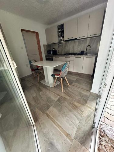 virtuve, Pool House Gălăoaia-Cabană la poalele Munțiilor Călimani (Pool House Galaoaia-Cabana la poalele Muntiilor Calimani) in Bistra Mureşului