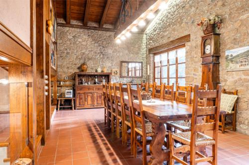 Authentic Andorran mountain cabin, near the lake and 10'city center in Engolasters