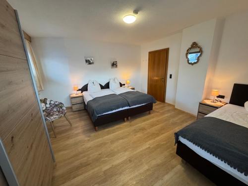1 queen bed, 2 twin beds