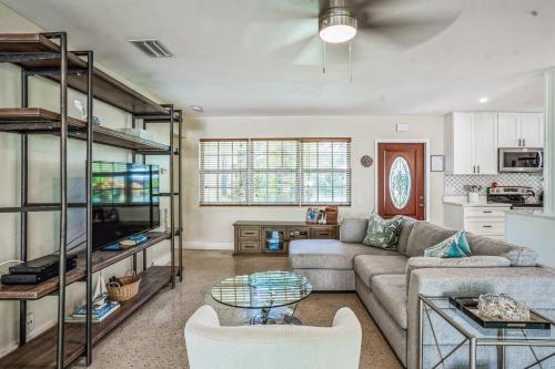 Beautiful Comfy Home With Private Hot Tub Close To Beach home in Fort Lauderdale, USA