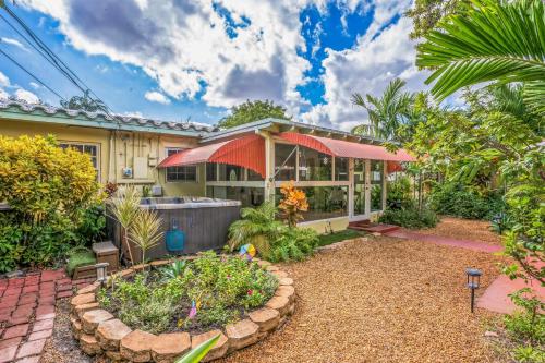 Beautiful Comfy Home With Private Hot Tub Close To Beach home - image 4