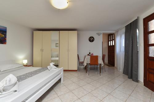 Apartments and rooms Murage 2369 - image 3