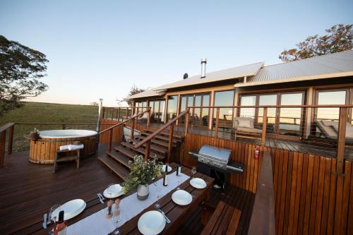 Sunvale Stunning Luxury Lodge with Woodfire Heated Spa and Large Deck · Sofala