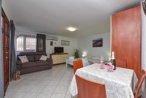 Double Room image 6