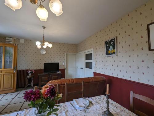 Charmante fermette avec jardin clos près du lac d'Eguzon - FR-1-591-623 (Charmante fermette avec jardin clos pres du lac d'Eguzon - FR-1-591-623) in بويس