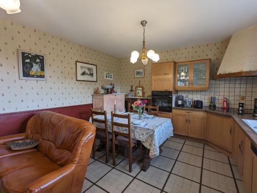 Charmante fermette avec jardin clos près du lac d'Eguzon - FR-1-591-623 (Charmante fermette avec jardin clos pres du lac d'Eguzon - FR-1-591-623) in بويس