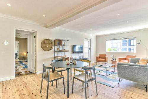 平面圖, Renovated, art deco couples retreat with views! in 維里德荷克