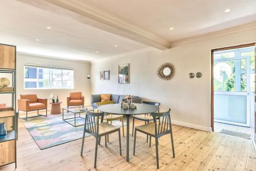 平面圖, Renovated, art deco couples retreat with views! in 維里德荷克