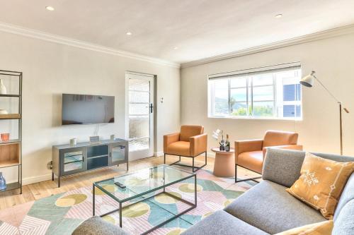 平面圖, Renovated, art deco couples retreat with views! in 維里德荷克