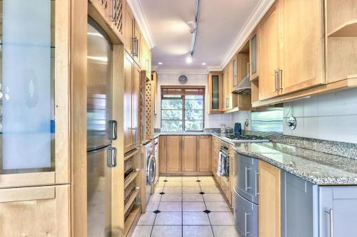 平面圖, Renovated, art deco couples retreat with views! in 維里德荷克