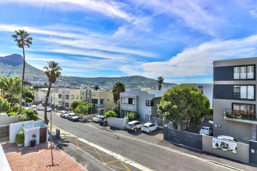 平面圖, Renovated, art deco couples retreat with views! in 維里德荷克