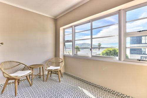 平面圖, Renovated, art deco couples retreat with views! in 維里德荷克