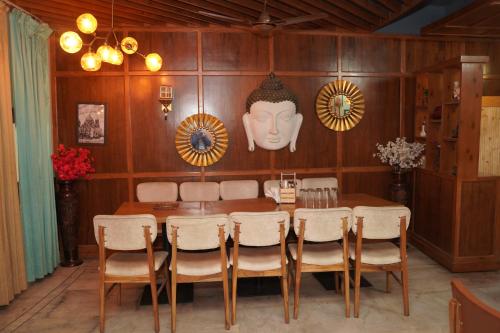 Restaurant, Hotel Chail Hill & Restaurant in Khiuri