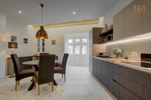 ห้องครัว, Stylish 1BR Apt with sofabed & backyard, Attard by 360 Estates in แอตตาด