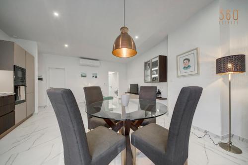 ห้องส่วนกลางสำหรับนั่งเล่น/ดูทีวี, Stylish 1BR Apt with sofabed & backyard, Attard by 360 Estates in แอตตาด