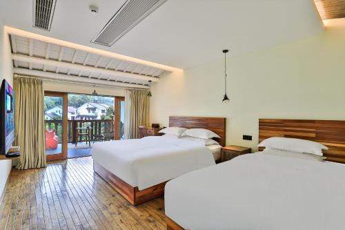 1 queen bed, 1 twin bed