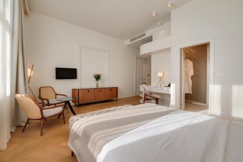 Deluxe Suite with Sea View image 2