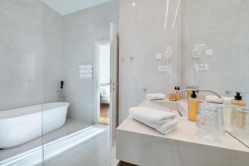 Deluxe Suite with Sea View image 3