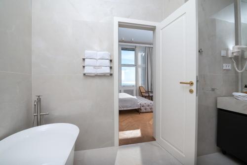 Deluxe Suite with Sea View image 4