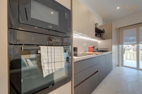 ห้องครัว, Modern apartment with spacious terrace in Attard by 360 Estates in แอตตาด