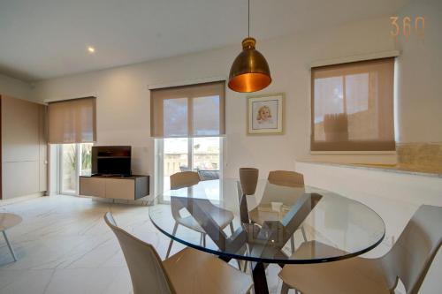 ห้องส่วนกลางสำหรับนั่งเล่น/ดูทีวี, Modern apartment with spacious terrace in Attard by 360 Estates in แอตตาด
