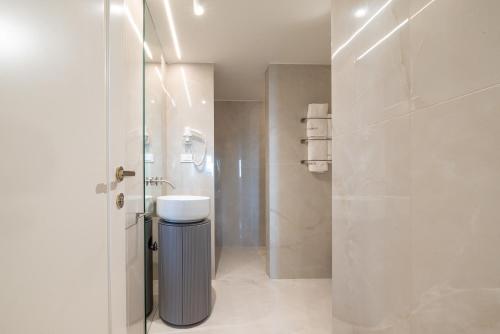 Double Room image 6