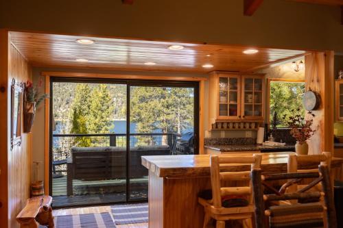 64 - Top of the Lake home in Big Bear Lake, USA