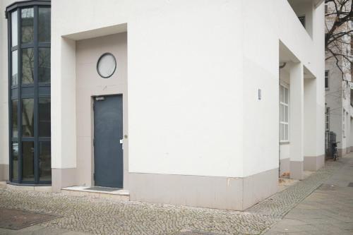 Modern Design 75sq Apartment in Berlin Mitte - image 2