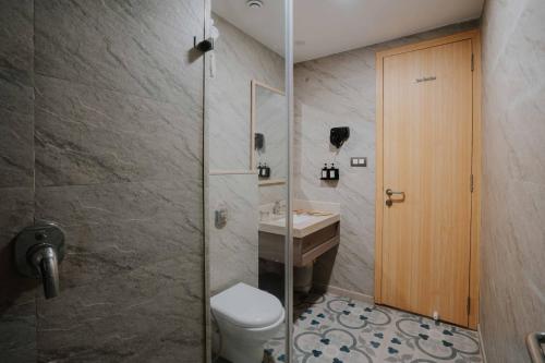 Spacious Deluxe Room image 1