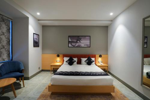 Spacious Deluxe Room image 5