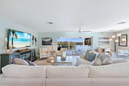 Beach Therapy, Gorgeous 3 Bedroom Beach House w Pool and Spa