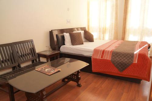 Hotel Chail Hill & Restaurant in Khiuri