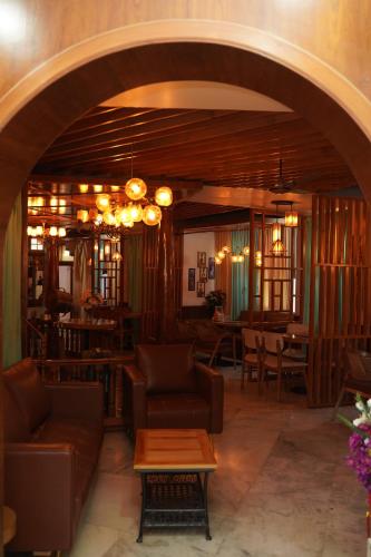 Restaurant, Hotel Chail Hill & Restaurant in Khiuri
