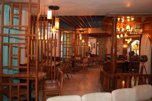 Restaurant, Hotel Chail Hill & Restaurant in Khiuri