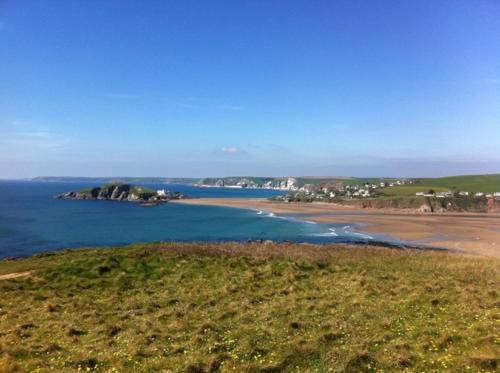 Badgers Den, a beautiful log cabin in a secluded valley close to the beach in Thurlestone