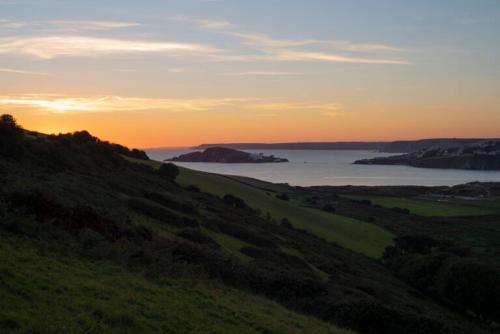 Badgers Den, a beautiful log cabin in a secluded valley close to the beach in Thurlestone