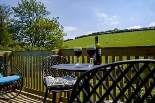 Badgers Den, a beautiful log cabin in a secluded valley close to the beach in Thurlestone
