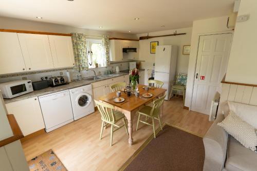 Badgers Den, a beautiful log cabin in a secluded valley close to the beach in Thurlestone
