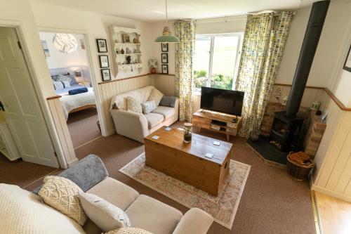 Badgers Den, a beautiful log cabin in a secluded valley close to the beach in Thurlestone