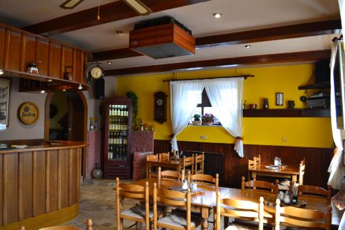 Restoran, Penzion, Restaurace Jaro Věšín Brdy (Penzion, Restaurace Jaro Vesin Brdy) in Plzen