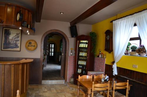 Restoran, Penzion, Restaurace Jaro Věšín Brdy (Penzion, Restaurace Jaro Vesin Brdy) in Plzen