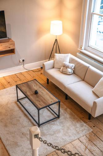 A Modern Rustic Studio Apartment, Лондон