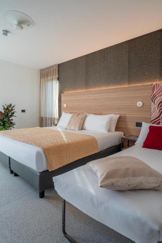 2 twin beds, 1 sofa bed