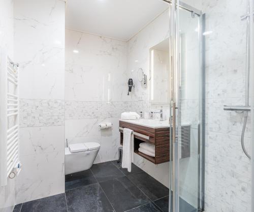 Standard Double Room with Garden View image 10